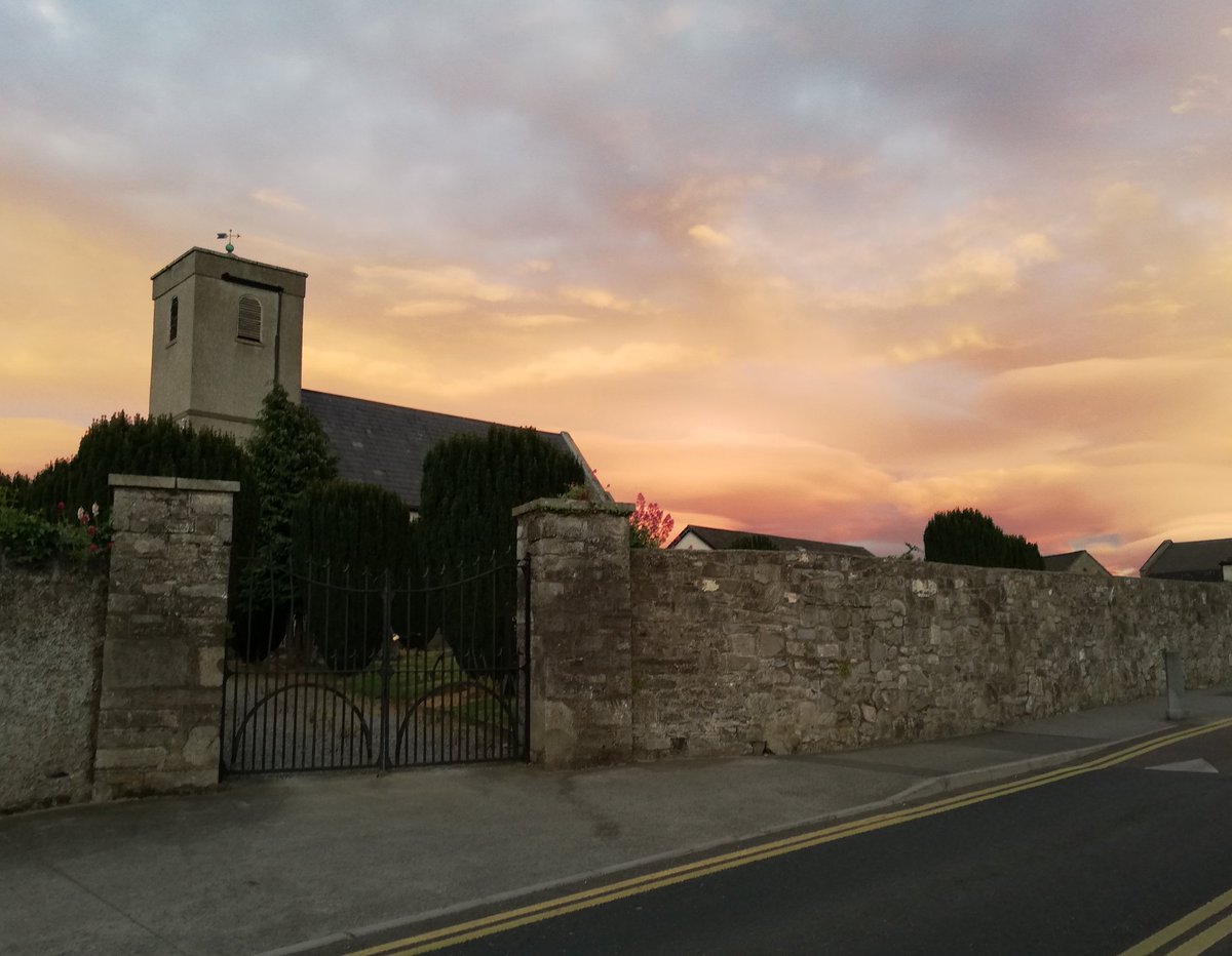 FOS_Images's tweet photo. An amazing sunset, cloud formations and sections of rainbows could be seen over Clondalkin tonight. Remarkable colours changing as the light faded away. #sunset #clouds #rainbows #summer #summertime #rteweathercomp #clondalkin #clondalkinvillage https://t.co/ISPQ3G2P2U
