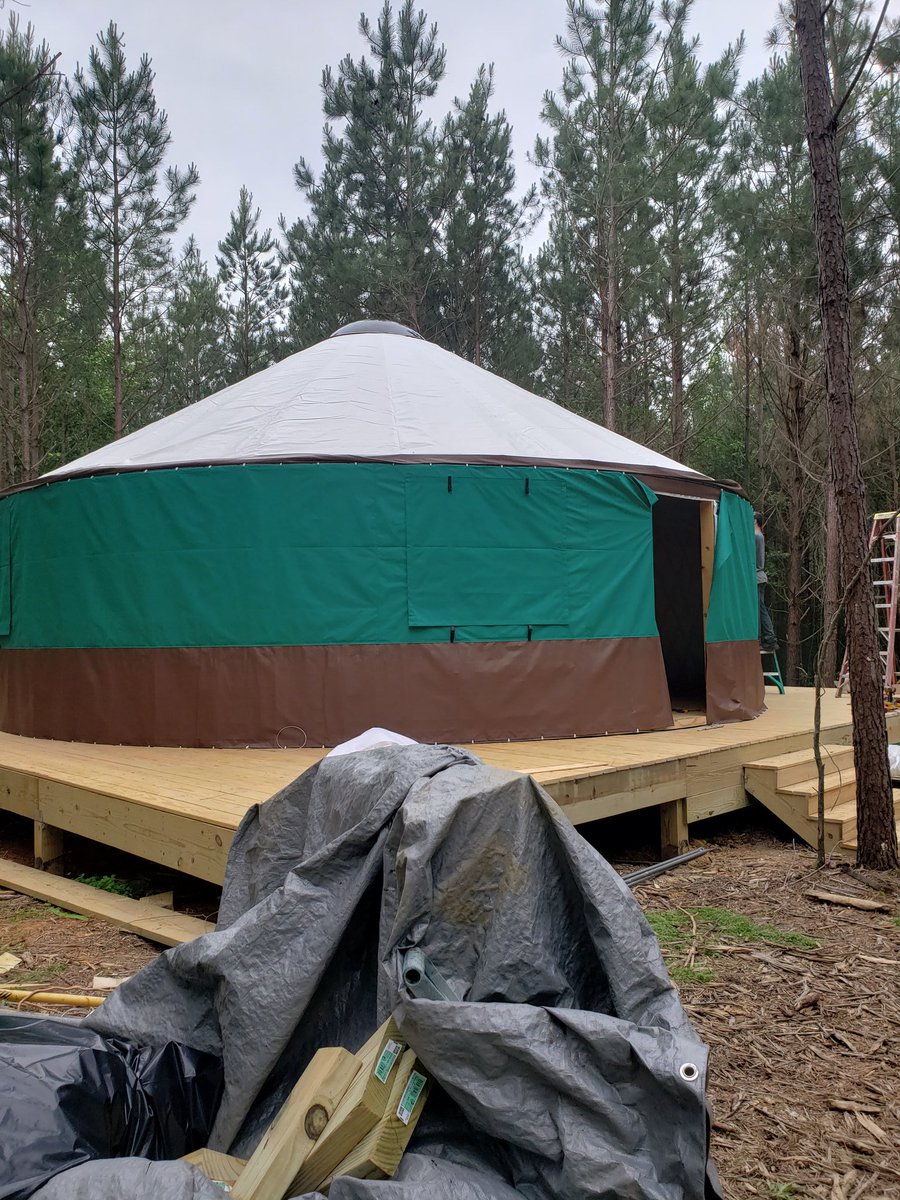 The central dome is in place!! The yurt is rainproof!