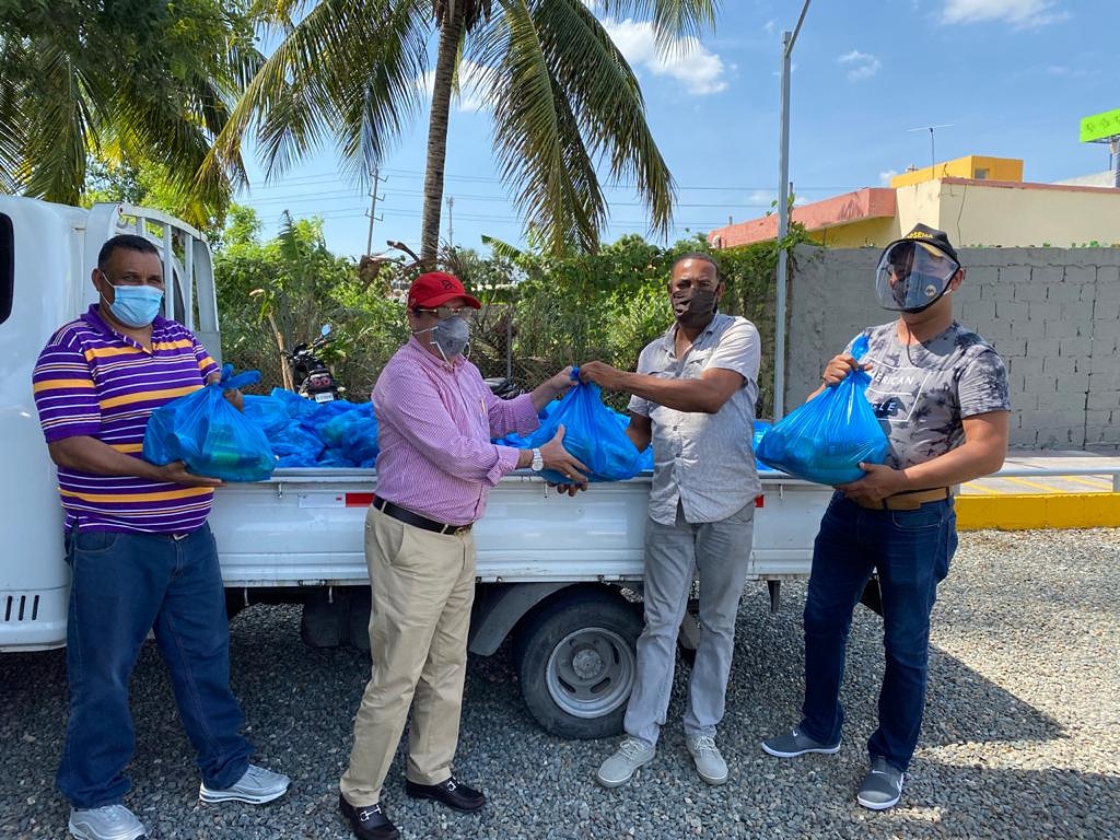 Continuamos la ruta por los campos de La Vega. En Las Yayas, Jamo y La Carmona, también beneficiamos cientos de familias con raciones alimenticias.