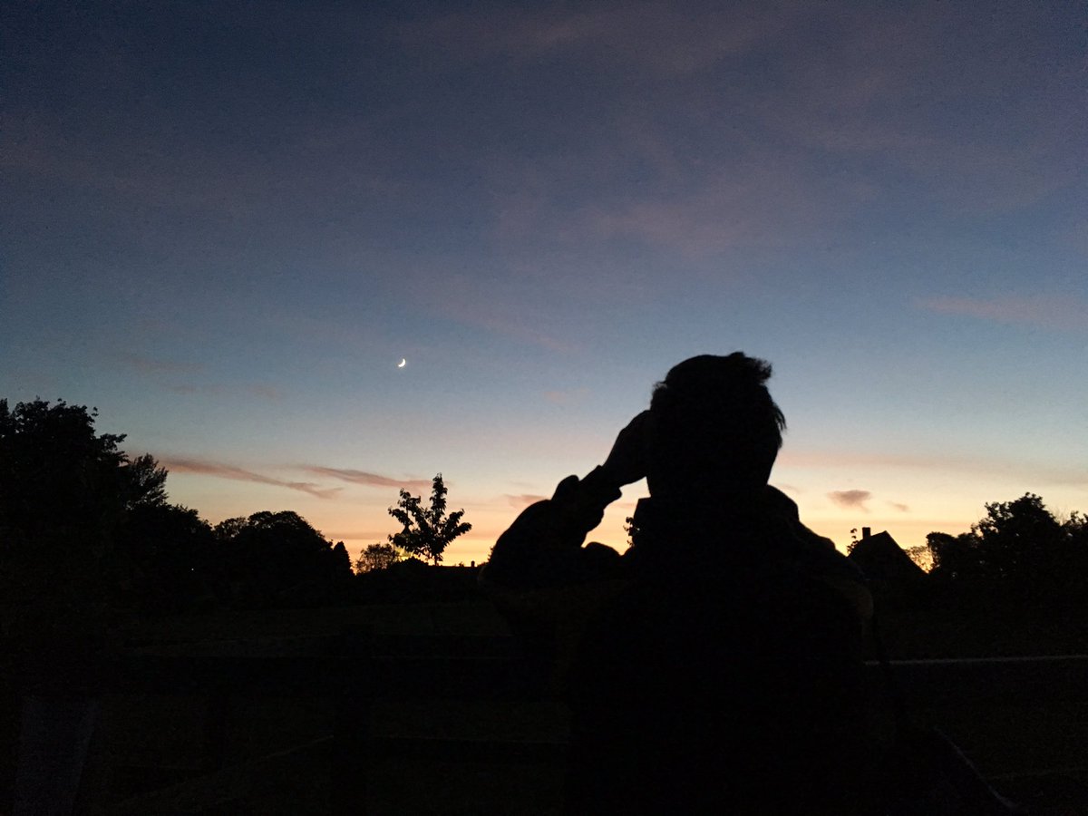 JennySheltonCam's tweet photo. Comet and moon-watching tonight, after a lovely sunset 🌘 ☄️
#swancomet https://t.co/iFEJthunv8