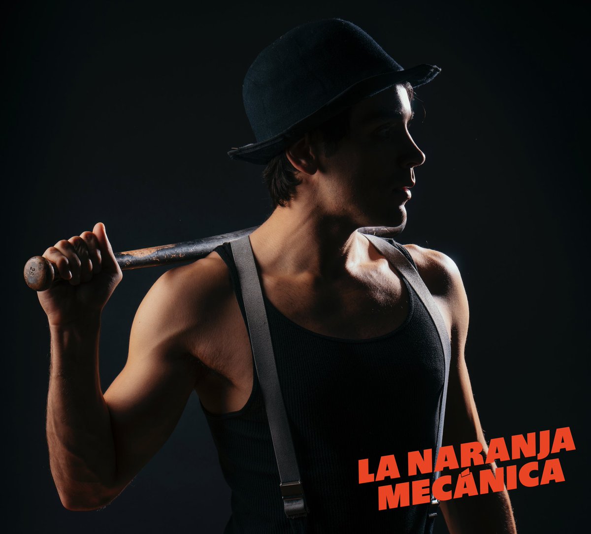 Alex, en cuarentena, a la expectativa... esperando que todo se calme para volver  a establecer la ley y el orden, haciendo ejercer un poco de la vieja 🔥“ULTRAVIOLENCIA”🔥
#LaNaranjaMecanica #AClockworkOrange #AlexDeLarge #Ultraviolence #Teatro 🍊⚙️