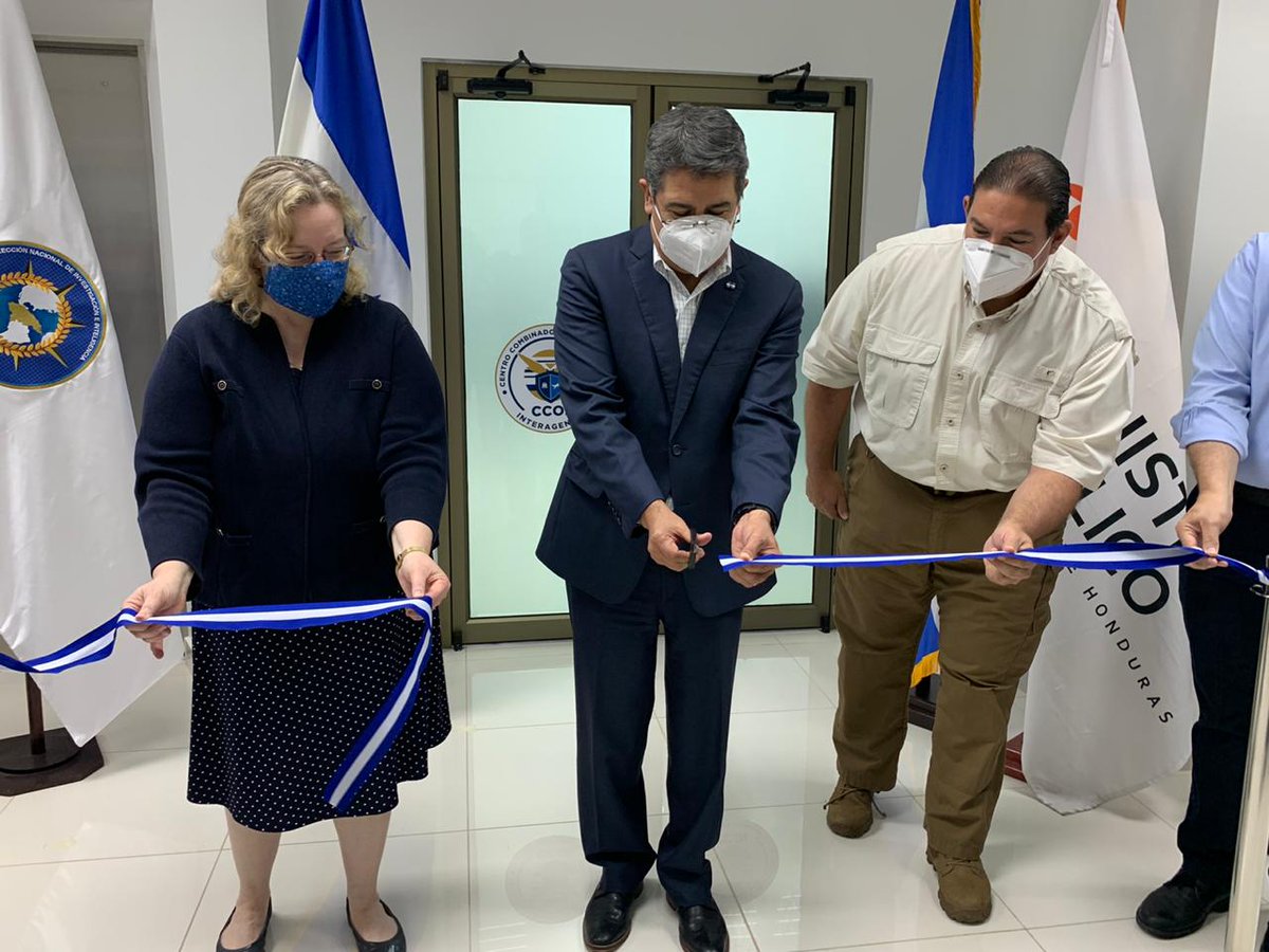 PoliciaHonduras's tweet photo. #Infórmese 

Presidente de la República @JuanOrlandoH inaugura el Centro Combinado de Operaciones Interagencial, que tendrá como objetivo fortalecer la lucha contra el narcotráfico en el país https://t.co/cUHBvmv8eL