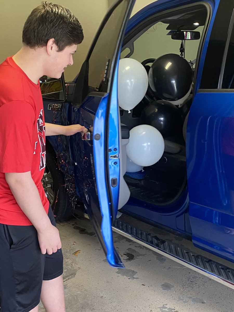ConnerSlocum's tweet photo. Senior car decorating day!!! Special shoutout to my family for surprising me this morning #SeniorSpiritWeek @RHHSHawks @STUCOHeath 🦅🎓 https://t.co/KlCSxkIJLr