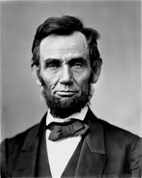 4. En las elecciones del 6 de noviembre de 1860, ganó el republicano Abraham Lincoln, a pesar de que, en los estados del sur, habían reportes donde su nombre ni siquiera aparecía en las boletas de votaciones. La victoria de Lincoln marcó un antes y un después en la historia.