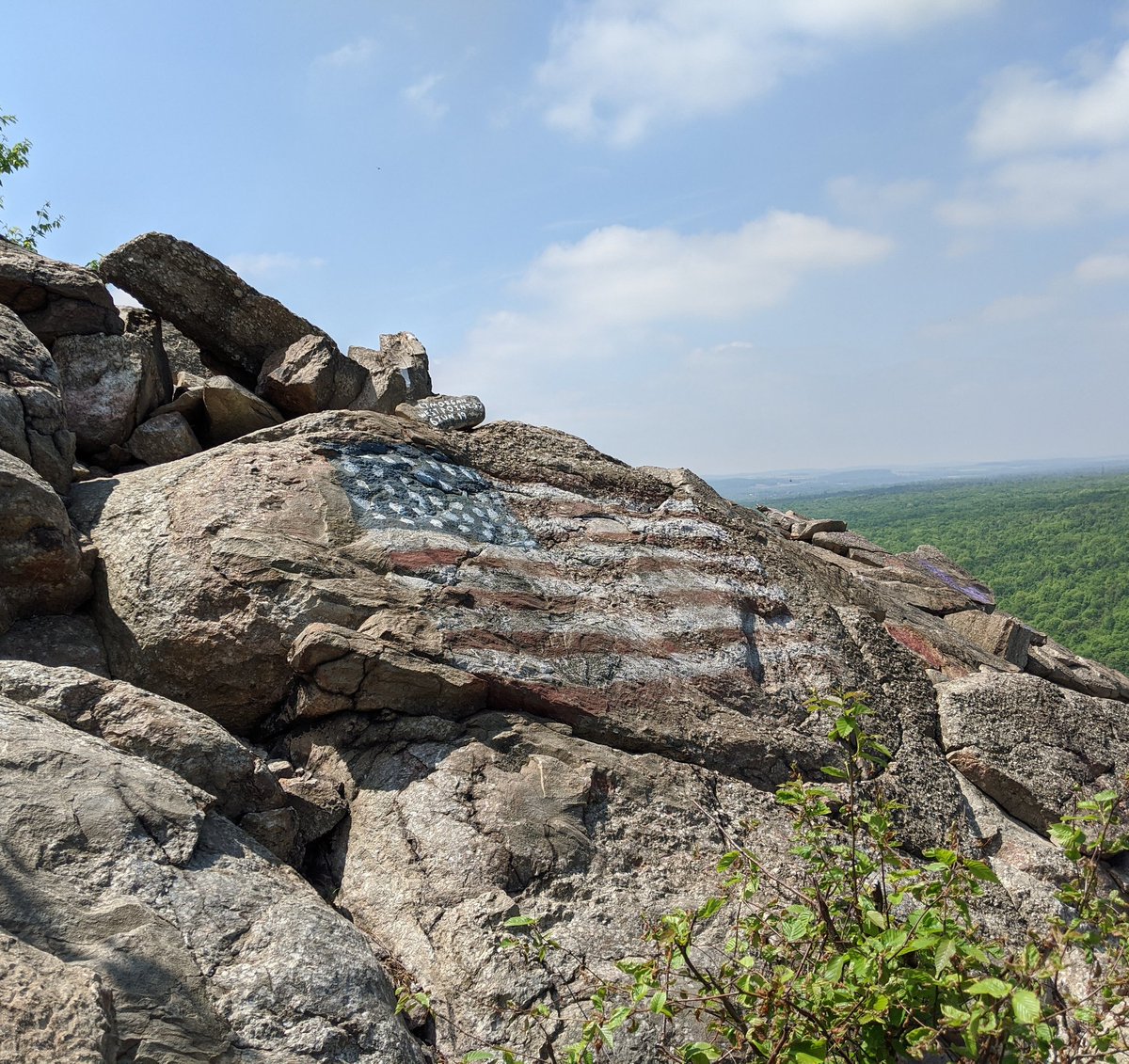CharlieJG78's tweet photo. @MarioAndretti Thanks to all who served and paid the ultimate price. Took this photo this morning on the Appalachian Trail at the Lehigh Gap after climbing to the top. #appalachiantrail #lehighgap #lehighvalleypa #MemorialDay2020 #MemorialDay https://t.co/GBWwS2vxpt