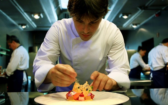 BaquetasIDB's tweet photo. El jurado criticando el tamaño de los platos.
Los platos de Jordi: 
#MasterChef #Masterchef8 https://t.co/KBh0wE9Syr