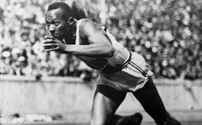 15. Tras ganar cuatro medallas de oro en las olimpiadas de 1936 (Berlín), el atleta negro Jesse Owens nunca recibió felicitaciones por parte del presidente demócrata Franklin D. Roosevelt. Por lo que se ha deducido su favoritismo hacia atletas meramente blancos.