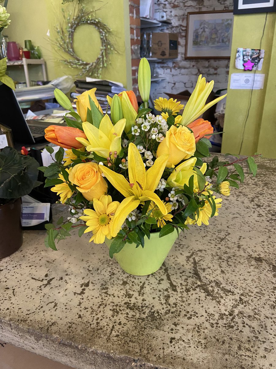  @animacities yellow lilies !! fr one of the most used flowers in my arrangements. they’re lovely !