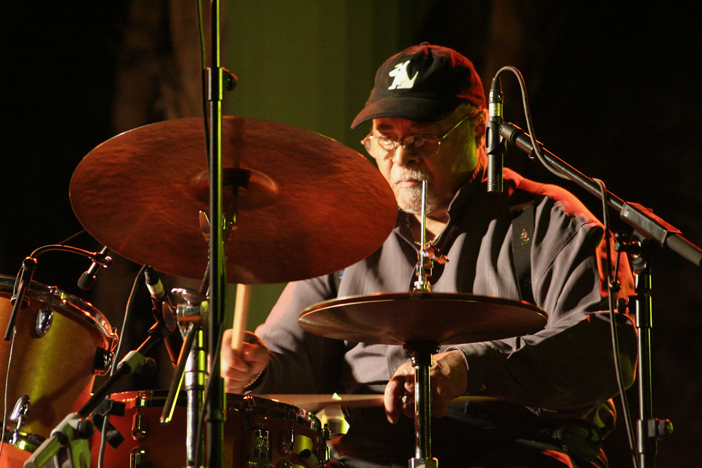 😢Falleció el último músico de Kind of Blue.

Con 91 años, partió el baterista 🥁 Jimmy Cobb una de las leyendas vivas del jazz y parte del disco que se convirtió en el más vendido del género.

Lo despedimos a nuestro modo ❤️, con esta nota animalesdeljazz.com/fallecio-jimmy…