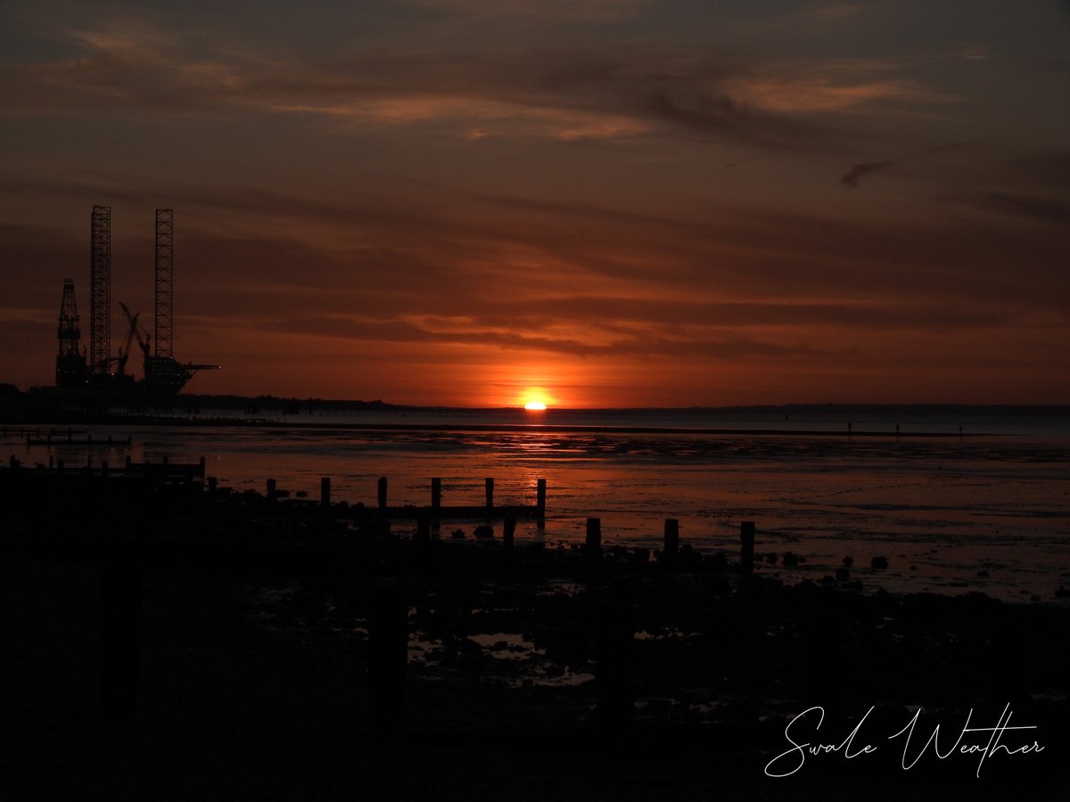 SwaleWeather's tweet photo. Sunset this evening, Sheerness Beach. #Sunset #Beautiful #Prospector1 #Skies #Sheerness #Kent #UK https://t.co/pJA56j5NeZ