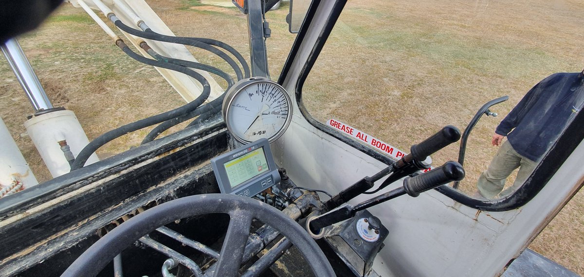 TotalAgControl's tweet image. Check the upgrade our senior technician Tony Houston installed on this airplane loader in Twizel, using the @RDS_Technology  Weighlog Alpha 10.
Crazy to see how weighing technology has changed over the years.
#precisionag #nzfarming #intuitivefarming #precisionfarming
