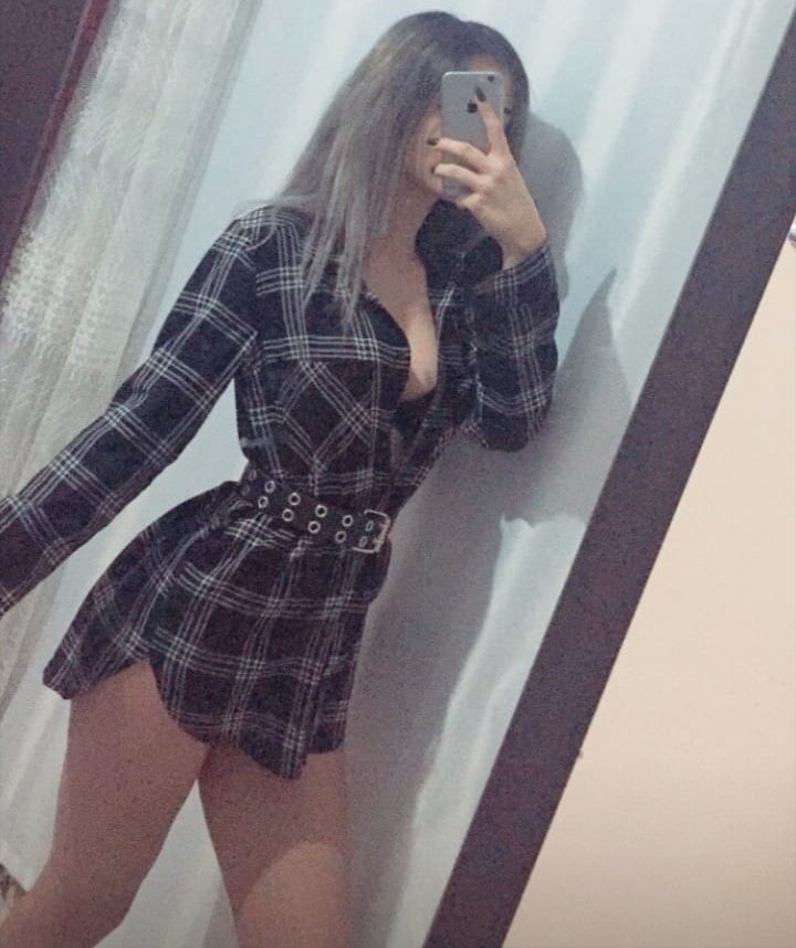 Yok mu etek altından sokacak👅