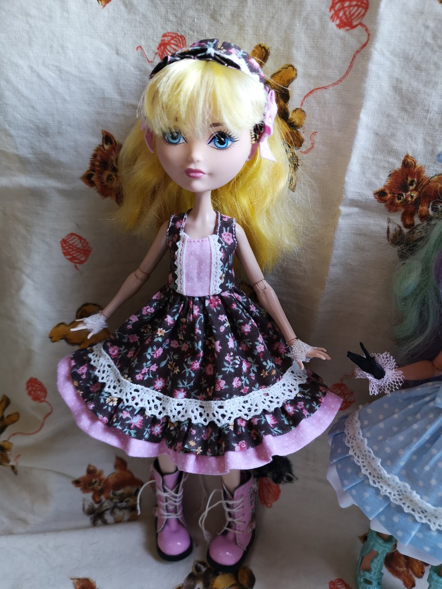 LadyLunaofLila1's tweet photo. #everafterhigh #everafterhighdoll #doll #jointeddoll #sewing #dollcrafts #dolldress #dolldresslolita #lolita #lolitadress #lolitatoys These are the best Lolita dresses I have sewn so far, I'm so pleased with the brown and pink hair piece, it turned out so nice 😊♥️ https://t.co/wo98rGsjnM