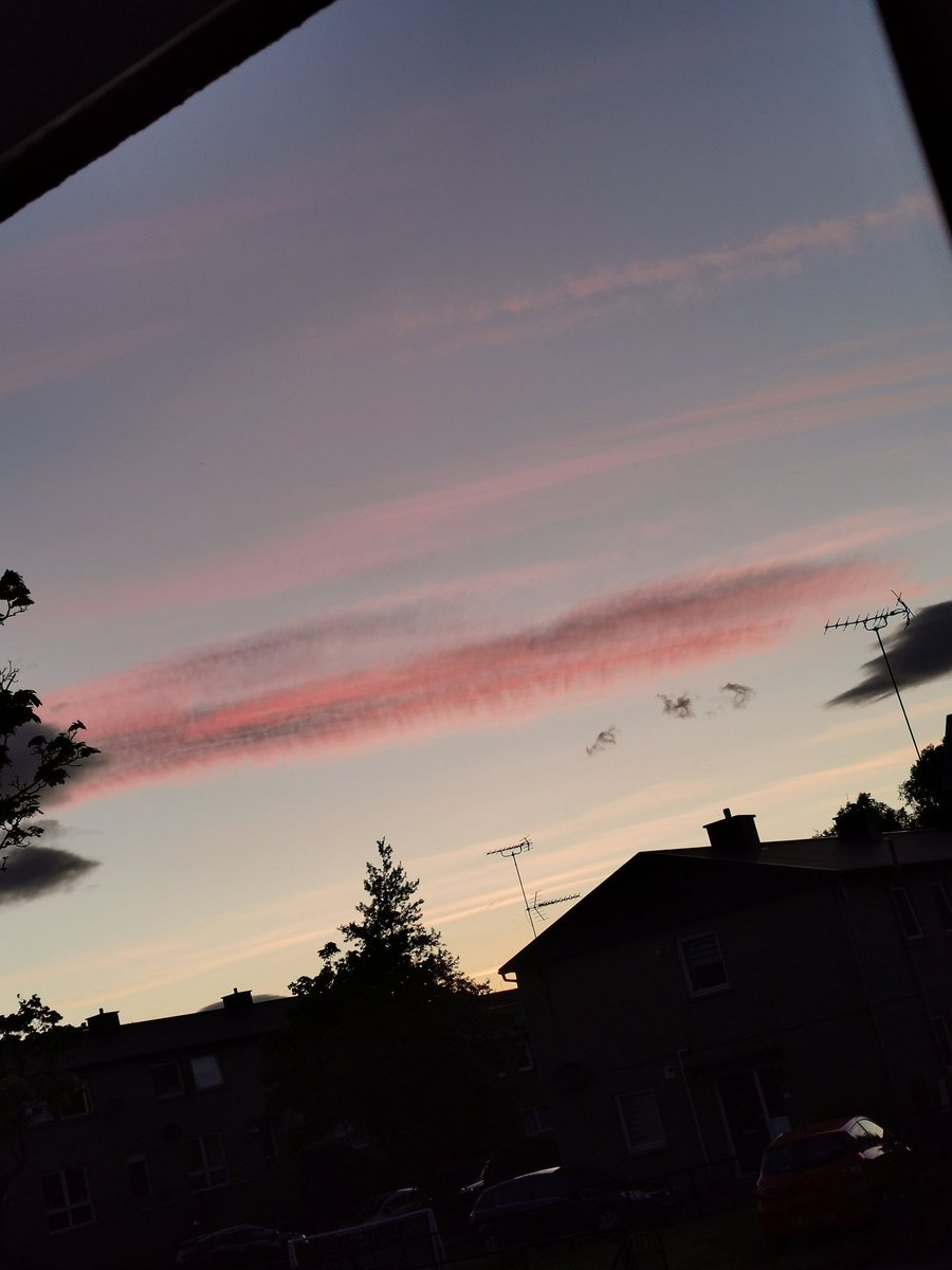 heleng69933597's tweet photo. The sky outside my window 
#allpinky
#allcalm
#bonniescottishsky
#nightime https://t.co/XBJa5EOP77