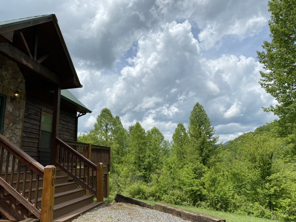 من كنبة العزل في هذا الكوخ.. ودي أسولف شوي عن مدينة قريبة من هذا الكوخ.. تحتفل سنويا أنها غيرت مجرى...