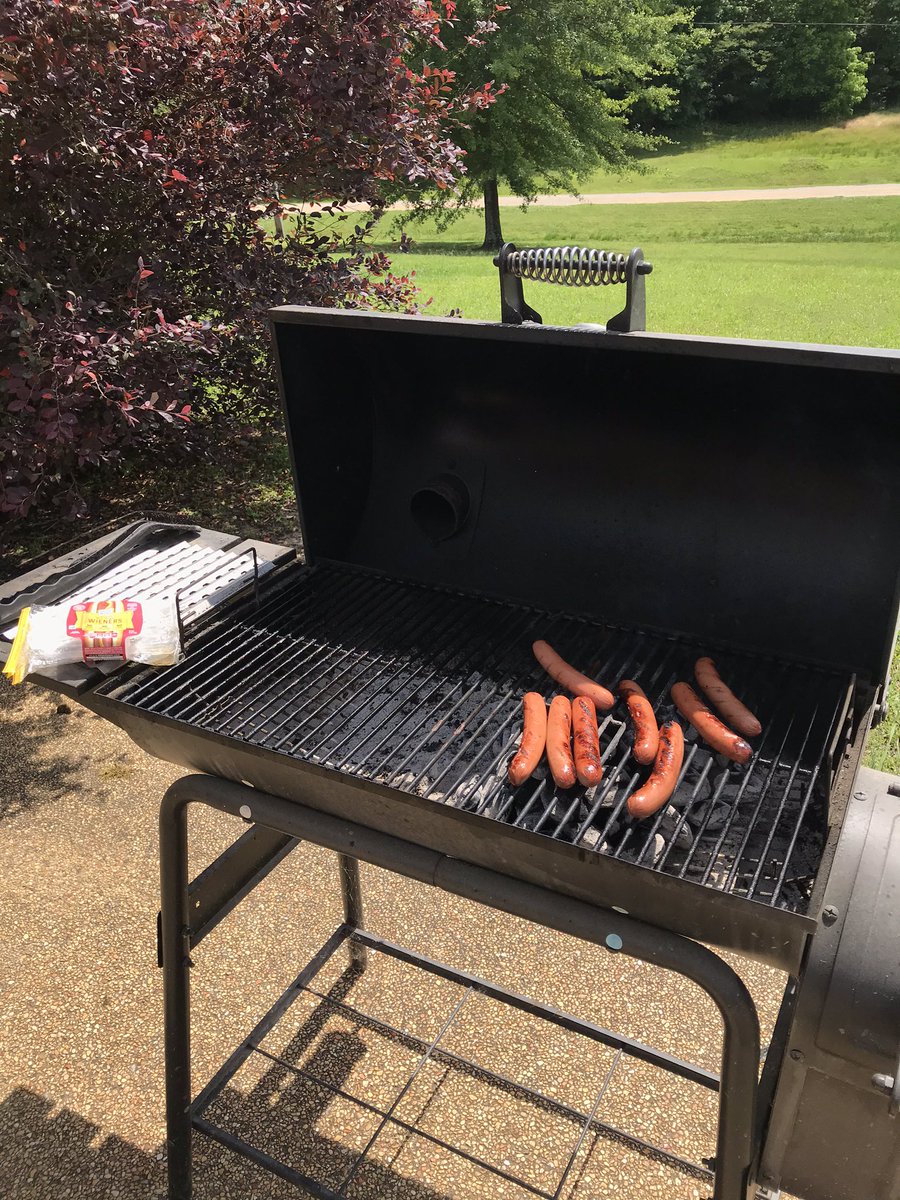 radioredneck's tweet photo. Grilling ‘em up! #frontyardcookout @oscarmayer https://t.co/RAhoQLsphw
