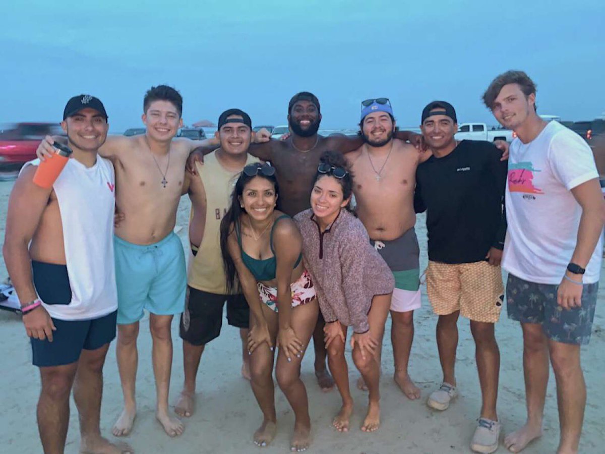 Matty__5's tweet photo. beach day with the boys https://t.co/mqGyPctJQl