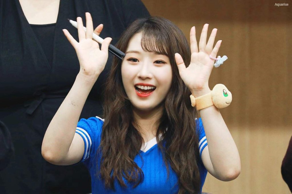 She’s so happy waving to orbits  #OrbitsWithHaseul