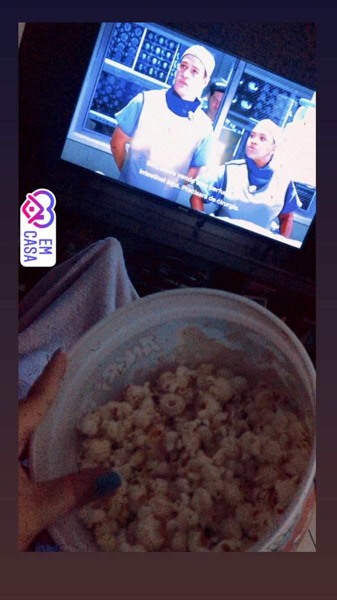 Pipoca + cobertor + série no Netflix ☃️💜