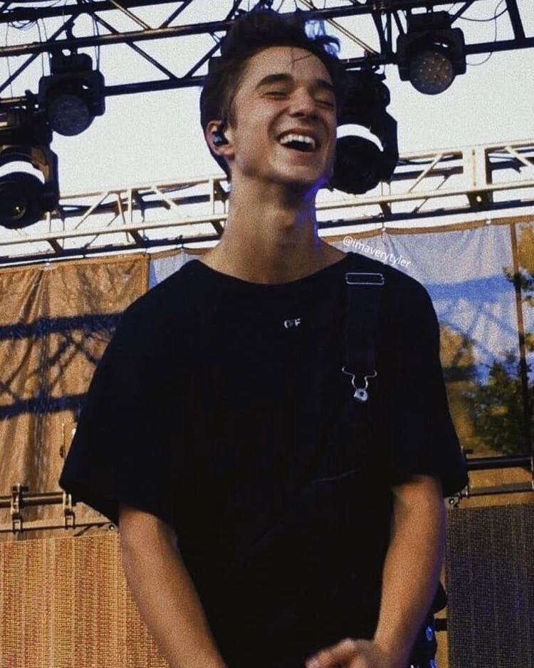 picsofseavey's tweet photo. hope everyone is doing ok! cant wait for tour soon <3 https://t.co/TAMeZQ5yYd
