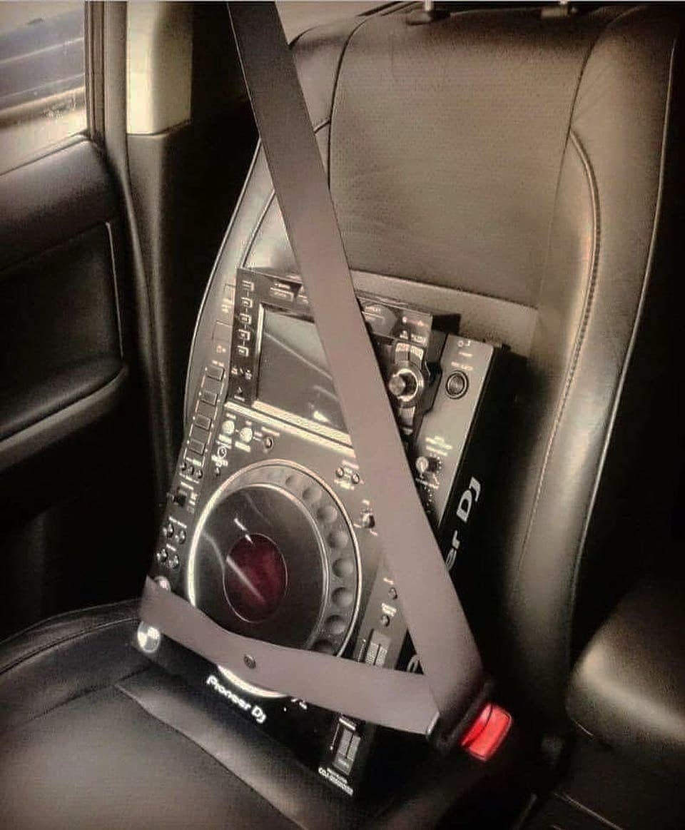 La seguridad ante todo 👌
.
#Djs #DjsGroup #cdj2000nxs2 #DjLover #DjLifeStyle #Weekend #RekordBoxDj #DjProducer #DjGear #Deejay  #MusicProducer #HouseMusic #DjSet #Art #TopDj #Car #Instadj #Wow #Techhouse #Techno #Djlife #Music #PioneerDj #Setup