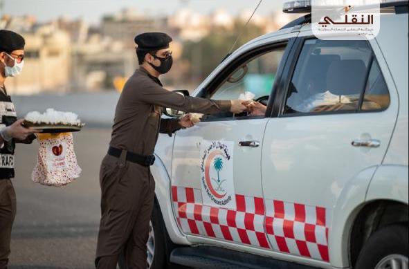 jeddahnews_'s tweet photo. صور 📸
معايدة رجال الأمن وأبطال الصحة 
في #جدة #ابطال_الميدان_شكراً_لكم 
كبار وصغار .. رجال ونساء نقول..  شكراً 🌹 https://t.co/aSDZzR8A5Y