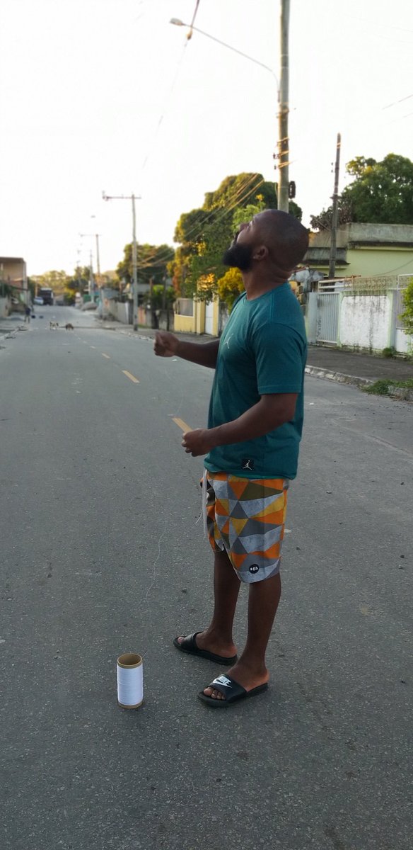 Marllon75392768's tweet photo. Relembrando um pouco com os nutellas de hoje dia! Que não sabem fazer uma rabiola, nada contra mas #nutella ✌
.
.
.
#segundafeira #brincadeiras #pipa #cafifa #cortadeira #botanoalto #vozdegalinha #itaborai #folga #raia #rabiola #cerol #riodejaneiro #brasil #nike #linha https://t.co/uR7SlFS580