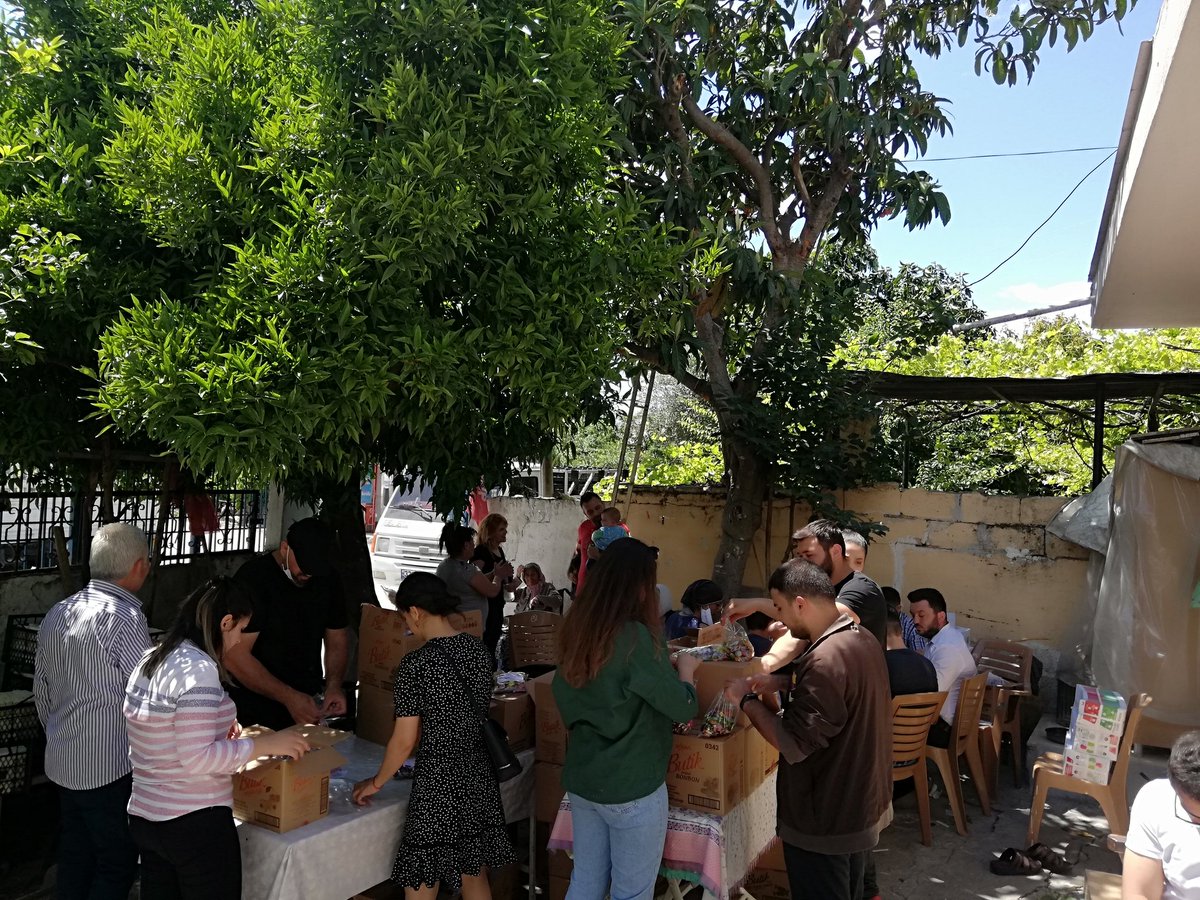 MusallaGllr's tweet photo. Mahallemizde dağıtılmak üzere sabun ve şeker paketlemeleri başladı. Sevgimizin gücü her yeri saracak. #sevgi #MusallaGönüllüleri
#şeker #birlikberaberlik https://t.co/Xm7O2okAee
