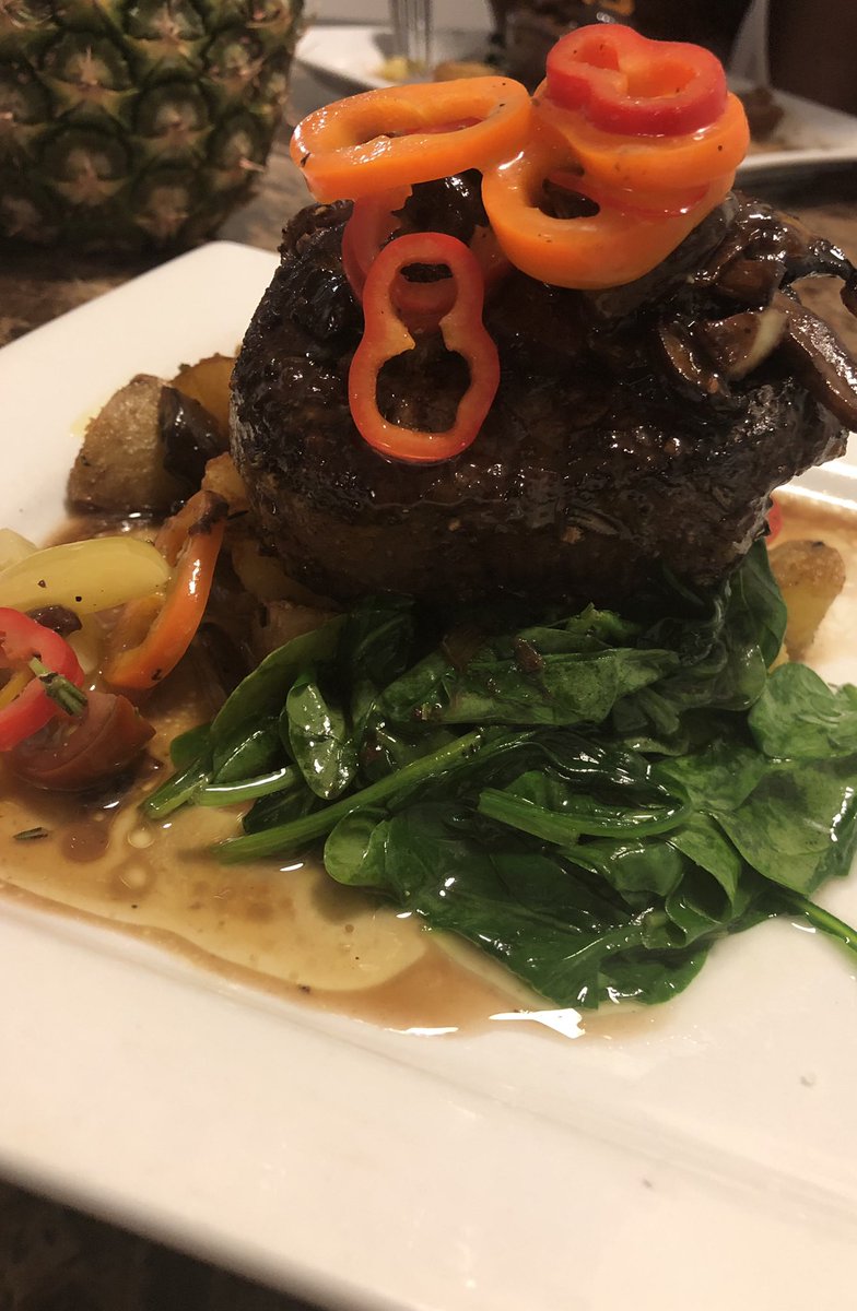 ChefMell1's tweet photo. Seared Filet Mignon, crispy potatoes, sautéed spinach, merlot steak sauce, topped with a champagne vinegar pepper/tomato relish #Dinner #LetsEat #ChefMell #DreamCooksLLC #DateNight #PersonalChef #Steak #Potatoes #GoodEats https://t.co/XS3KJCxKUM