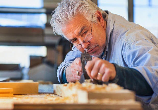 «pensar como un jardinero y trabajar como un carpintero». Piensa con paciencia, sin juzgar. Trabaja con constancia, estratégicamente, sabiendo que todas las piezas están conectadas con un todo mayor.