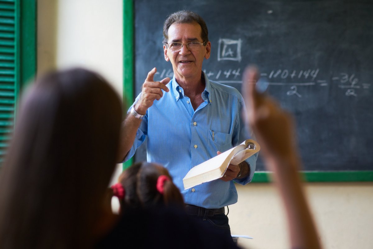 👩🏻‍🏫 👨‍👩‍👧‍👦 ¿Cuál es el rol de los maestros y los padres de familia ante el cierre de escuelas en Latinoamérica a causa de la #COVID19? Conoce más en este blog y cuéntanos cómo estás colaborando desde casa para la enseñanza de tus hijos  📚📖  wrld.bg/3Kwr50zxOsT