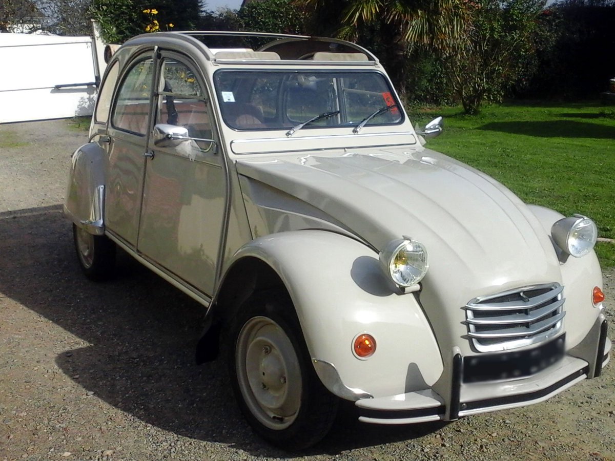 La dernière Citroën du thread (je crois), elle est obligée d& #39;y être, la 2CV !Elle est d& #39;une simplicité incroyable, un charme fou, et elle fait beaucoup trop envie.Son moteur fait un boucan du démon, mais le genre de boucan qu& #39;on aime entendre n& #39;importe quand. Un bon 10/10.