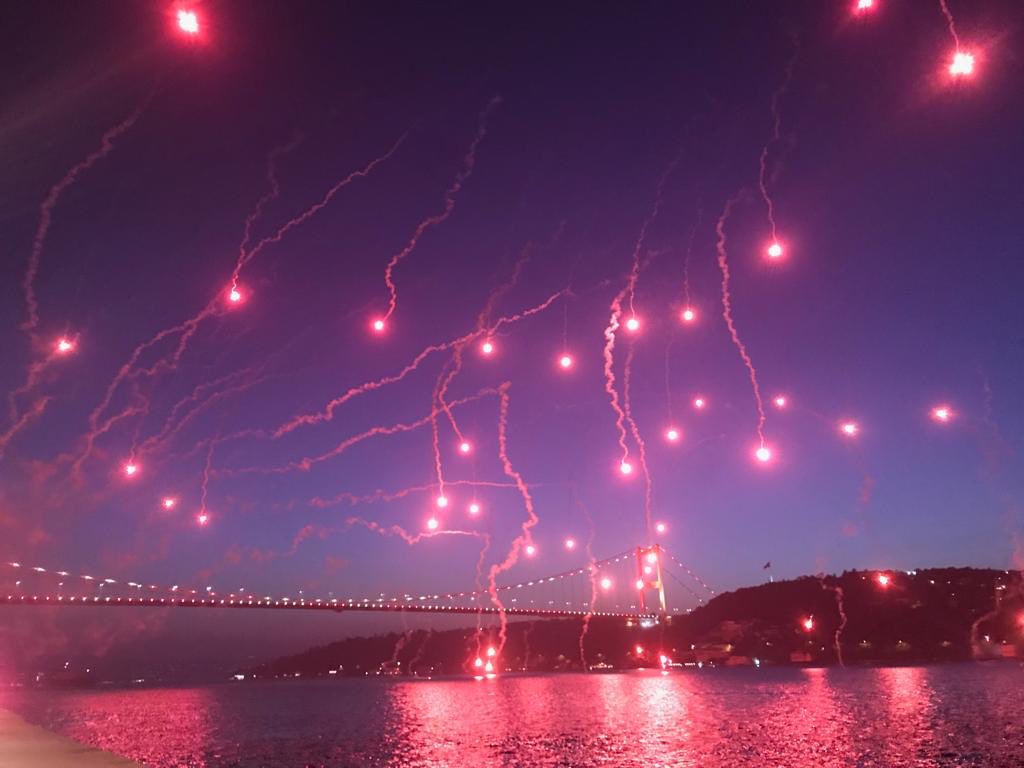 TARİHTE BUGÜN | İstanbul semaları Galatasaray’ı selamladı. #ultrAslanUNI