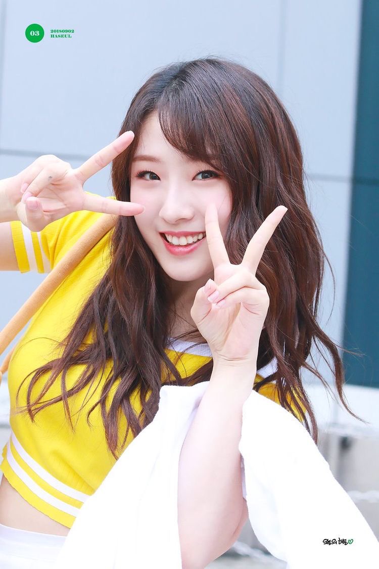 thread of random, but lovely haseul pics because she means so much to loona and to us orbits all around the world  #OrbitsWithHaseul