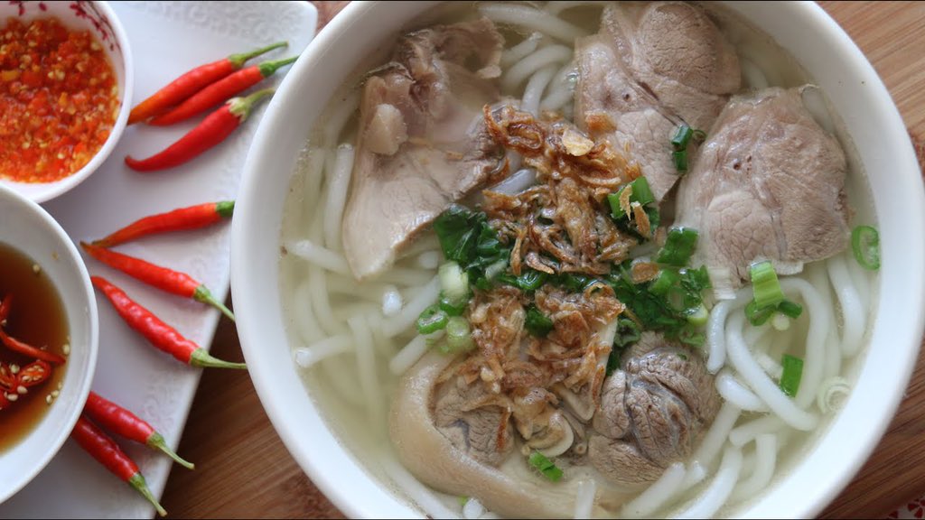 If you like Japanese udon, us Vietnamese also has our own version of udon as well. You can choose between the regular ‘Banh Canh’ (which consists of mostly pork & yes that’s part of pig feet you’re seeing in the pic) or the seafood ‘Banh Canh’ (lobster & shrimps). 