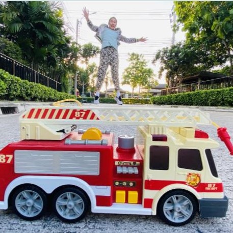 SHBriverside's tweet photo. The SHR Forced Perspective Primary competition concluded last week with some great entries! Using a photography technique that employs optical illusion to make an object appear farther away, Here are the winners from Year 4 - 6 - Tam, Atom and Jina!

#SHBDistanceLearning https://t.co/4urffJF2g5
