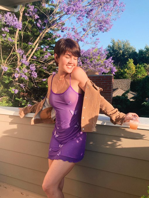 this is hands down my favorite dress of all time 🤷🏻&zwj;♀️ https://t.co/sYzJDkBu9B