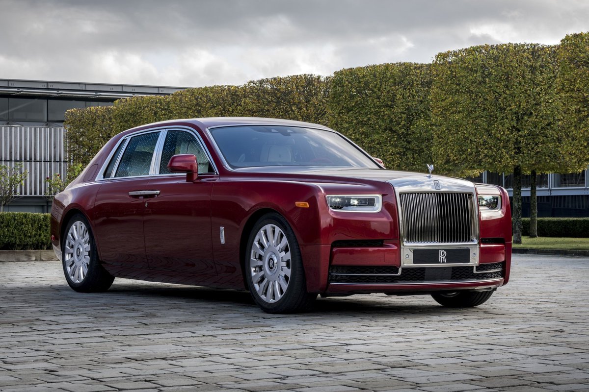 Un fantasme parmi tant d'autres, la Rolls Royce Phantom.La seule voiture que je n'ai pas envie de conduire, juste d'être à l'arrière et profiter de son luxe ABUSIF.C'est gros, c'est lourd, il faut aimer. Moi j'aime.