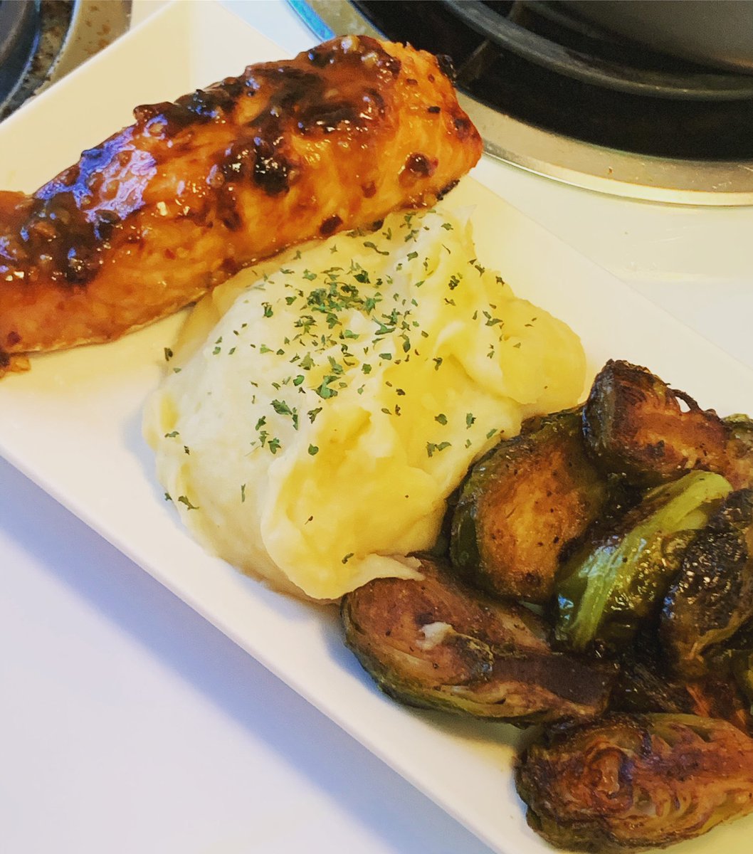 AshleyBaker_21's tweet image. Dinner for this Verzus #HoneyGarlicSalmon #BrusselSprouts #MashedTators 😂