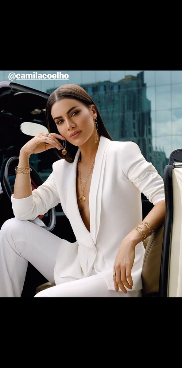 Ve Beyazın saflığı,  asaleti ,şıklığı tartışılmaz 😍 derin dekolteli blazer ceket, pantolon kombini