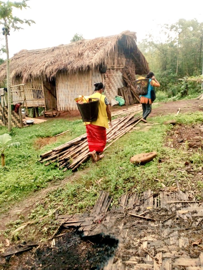 MinistryWCD's tweet photo. Anganwadi workers in #Nagaland  walking the distance and making sure every beneficiary receives #SupplementaryNutrition during the lockdown period. 
#COVID19Pandemic
#IndiaFightsCorona https://t.co/dVrGmsEpsK