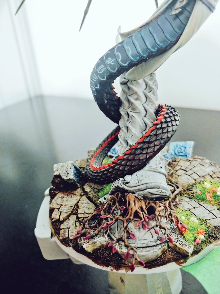 TechnicolorMini's tweet photo. And she's stuck to the base. Lots of work still to be done but loving how the base turned out #paintingwarhammer #wip #morathi #daughtersofkhaine #warmongers #microartstudios https://t.co/4k0tAtjYkt