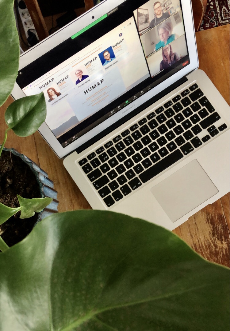 Tänä aamuna pääsemme pysähtymään digitaalisen yhteistyökulttuurin rakentamisen äärelle. @TerhikkiRimman <a href="/annikaranta/">Annika Ranta</a> &amp; <a href="/MattiTheMoose/">Matti Hirvanen</a> avaavat, miten yhteistyön vaikuttavuuden elementit muuttuvat, kun emme näekään enää kasvokkain. Voiko ihanammin päivää aloittaa? 🤩🌤️