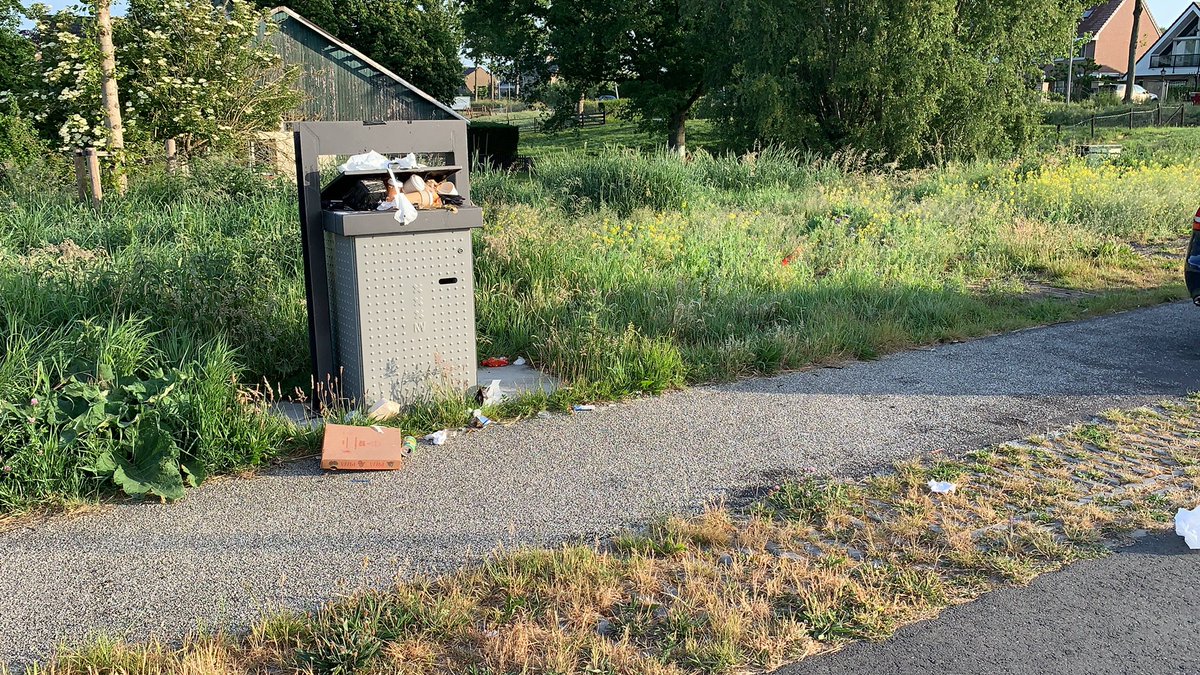 YouriRutte's tweet photo. @NieuwWest deze prullenbak staat al 6 weken vol graag tijdige lediging. Slibveldenweg/Osdorperweg dank u! https://t.co/ftDctO6yTg