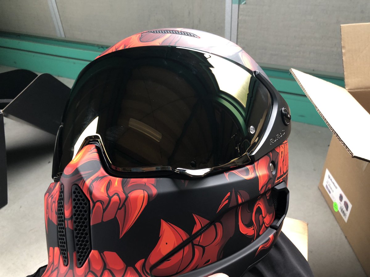 Nori_pcx_reble's tweet photo. 3月下旬に来たヘルメット、アチラの配送間違いで返品して1ヶ月半程かかり、やっと来た。
ゴールドミラーシールドに変更したら今度はロックピンにシールドの穴が入らず😓
少し削る必要が有る
まぁ、コレで被って走れるが暑い😵
#ATLAS2.0 #RUROC #Diablo https://t.co/JNDc9szQxX