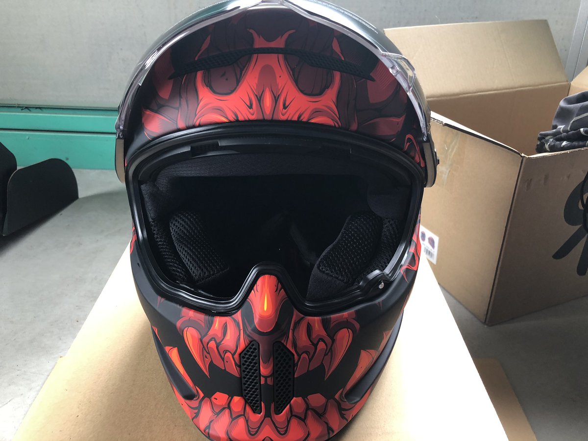 Nori_pcx_reble's tweet photo. 3月下旬に来たヘルメット、アチラの配送間違いで返品して1ヶ月半程かかり、やっと来た。
ゴールドミラーシールドに変更したら今度はロックピンにシールドの穴が入らず😓
少し削る必要が有る
まぁ、コレで被って走れるが暑い😵
#ATLAS2.0 #RUROC #Diablo https://t.co/JNDc9szQxX