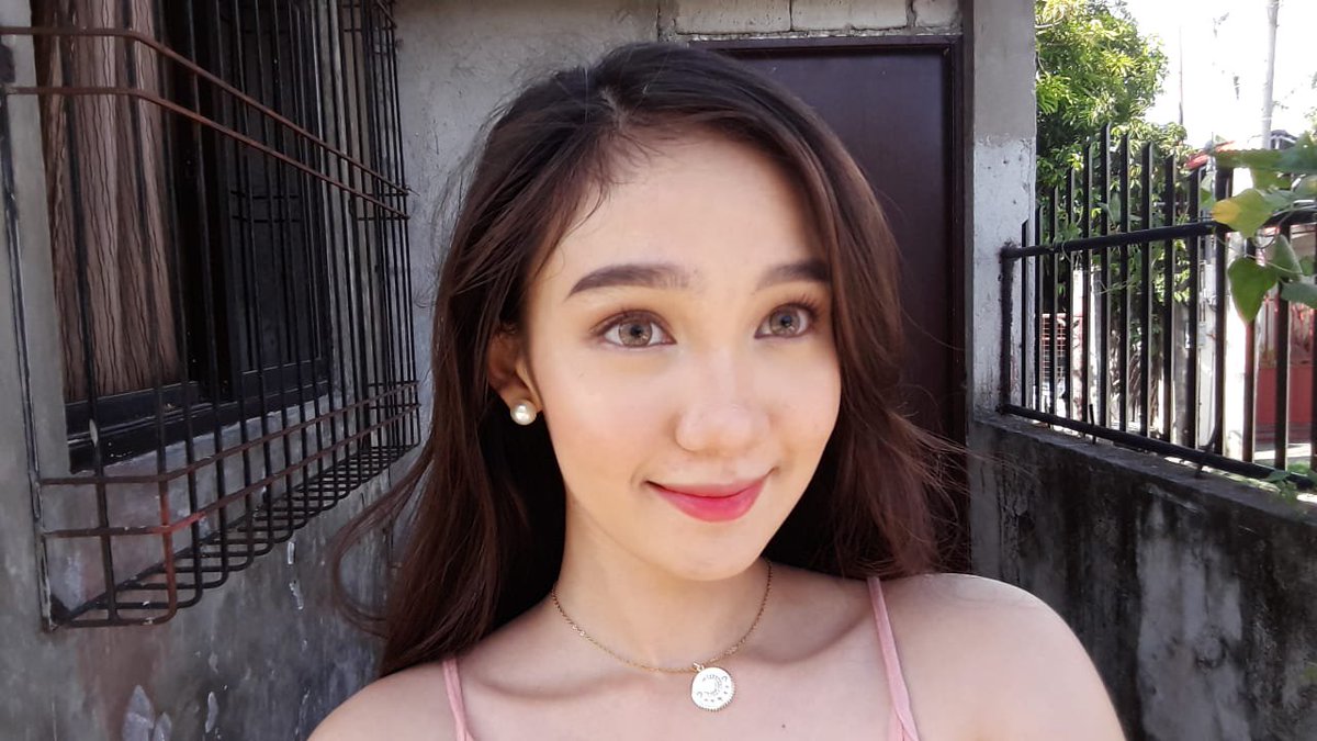 lainestyles_'s tweet photo. hi, it's laine here. how are y'all? https://t.co/SIFWpNvzFV