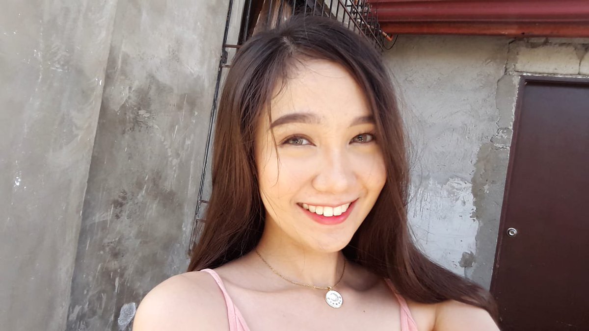 lainestyles_'s tweet photo. hi, it's laine here. how are y'all? https://t.co/SIFWpNvzFV
