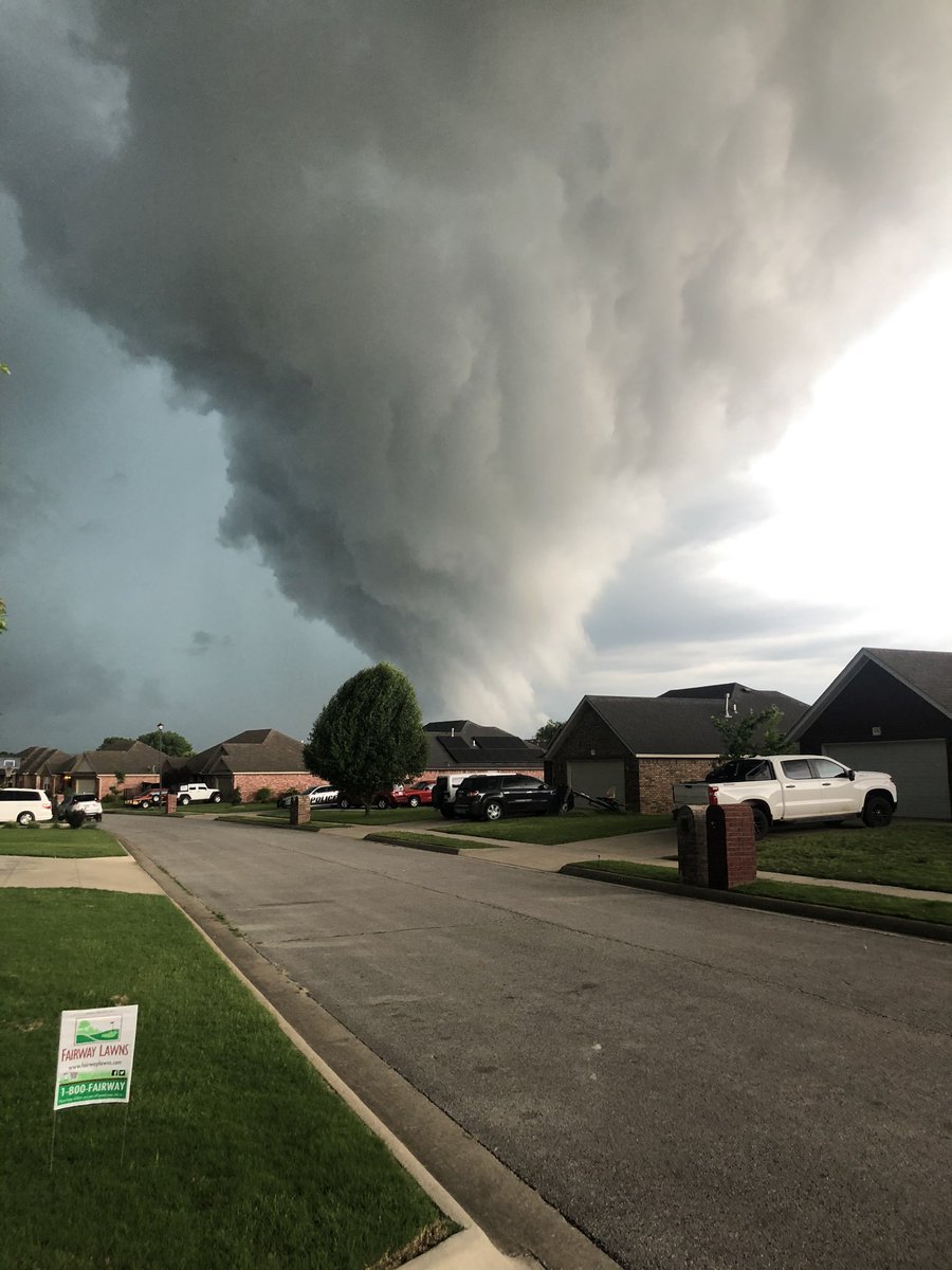 Marnie_C01's tweet photo. Crazy clouds over Prairie Grove. #arwx @weatherdan @5NEWSGarrett https://t.co/BKa3i6VSHa