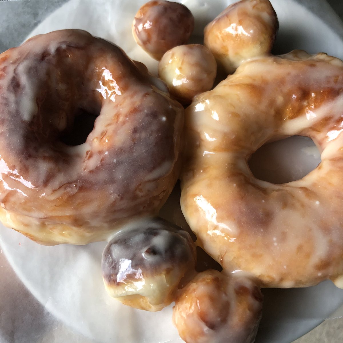 🚨GIVEAWAY TIME🚨
Our first collab giveaway 🥰
HOW TO ENTER:
-follow @peaachyartt &amp; <a href="/wakeandbakery1/">☀️ Wake N Bakery ☀️</a>
- tag 2 friends 👫
- RT &amp; LIKE ☑️ 
🎉 WINNER WILL RECEIVE:
- 1/2 Dozen of THC infused Glazed Donuts 🍩 
- Rolling Tray below ⬇️ 
🚨Giveaway ends Thursday 05/28 @ 5:00 P.M!